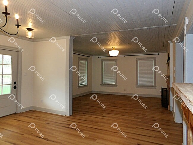 Building Photo - 3305 Bradley St SW