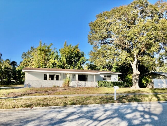 Building Photo - 1730 Long St