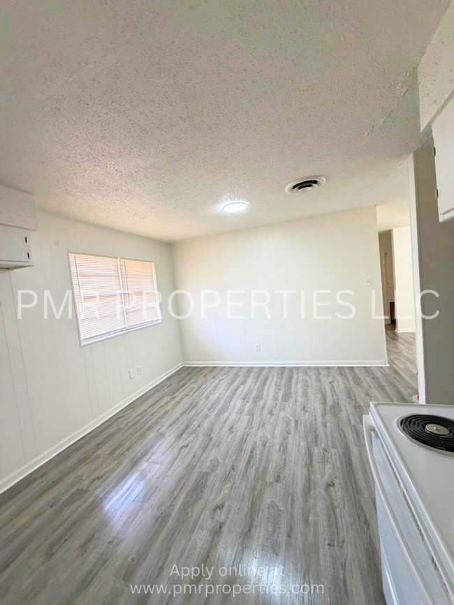 Building Photo - 3 Bedrooms/1 Bathroom House