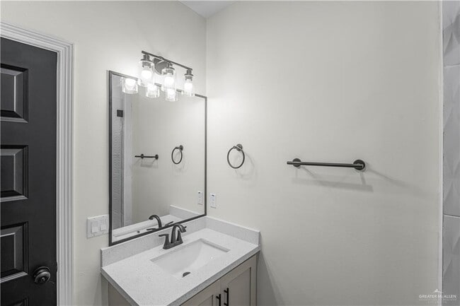 Building Photo - 10 Hidden Hls St