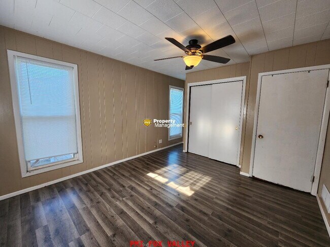 Building Photo - 2 Bed Duplex in Oshkosh, WI - Perfect for cozy living!