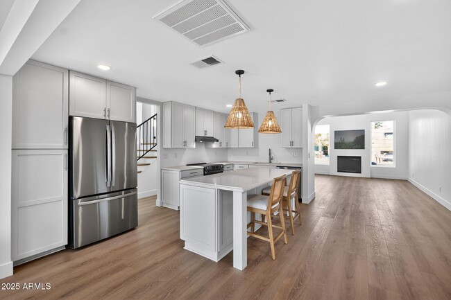 Building Photo - 6259 E Avalon Dr