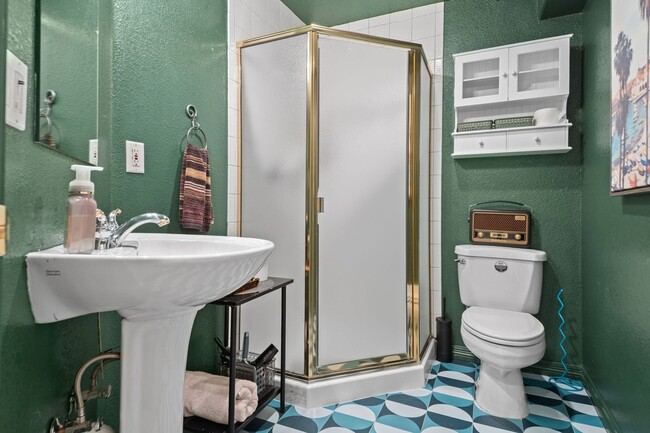 Building Photo - 2062 Hyacinth Rd