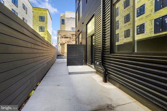 Building Photo - 525 N 41st St
