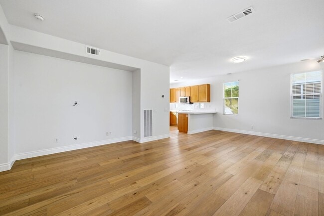 Building Photo - Beautiful 3 Bedroom 2.5 Bath Single Family...