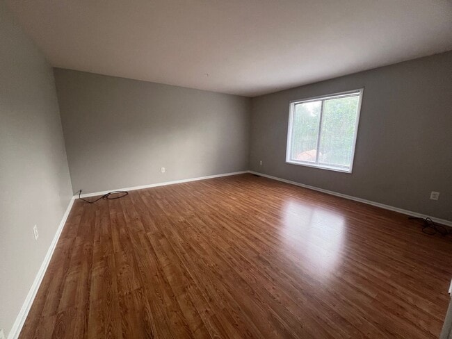 Building Photo - Four Bedroom Large Duplex in Kentwood Scho...
