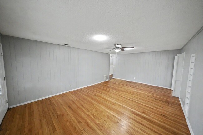Building Photo - Classic Northeast San Antonio Gem with Two Living Areas - Realtor Commission: $500