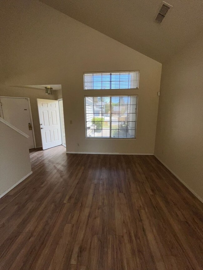 Building Photo - Two Story, 4BR/2.5BA, Very Large Backyard ...