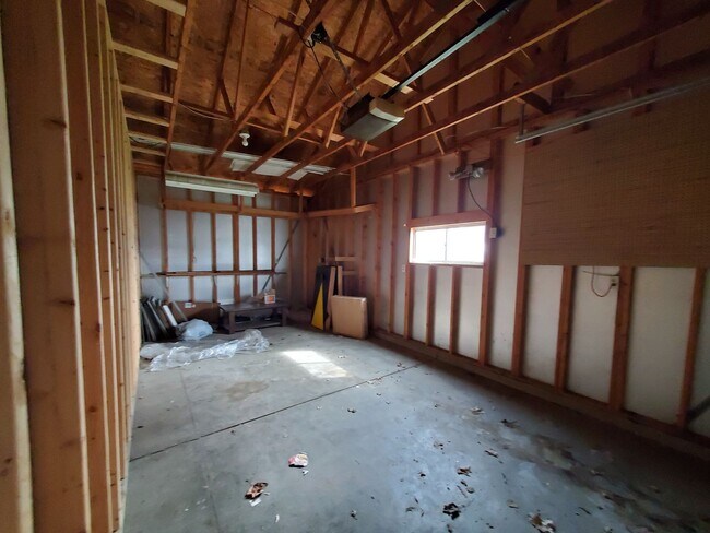 Building Photo - Huge 4 bedroom House with large garage