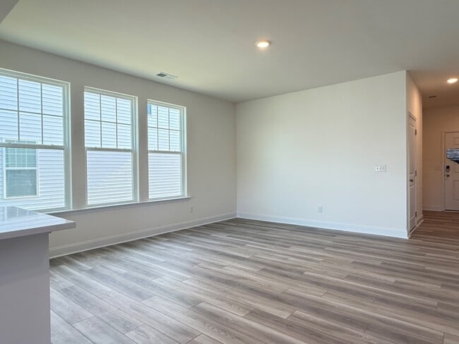 Building Photo - 3 Bedroom End unit Townhome Double Driveway - Lots of Natural Light