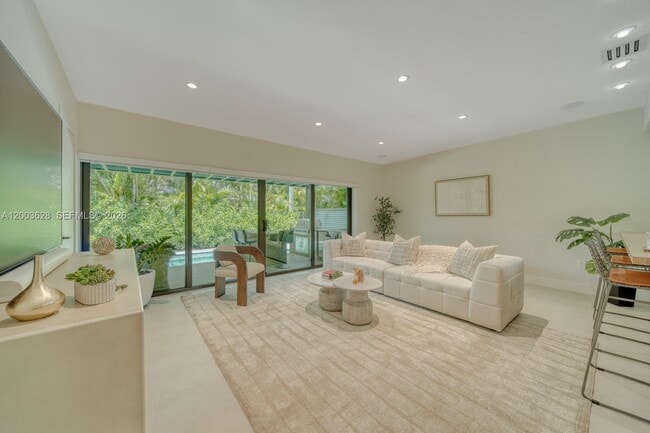 Building Photo - 1940 SW 32nd Pl