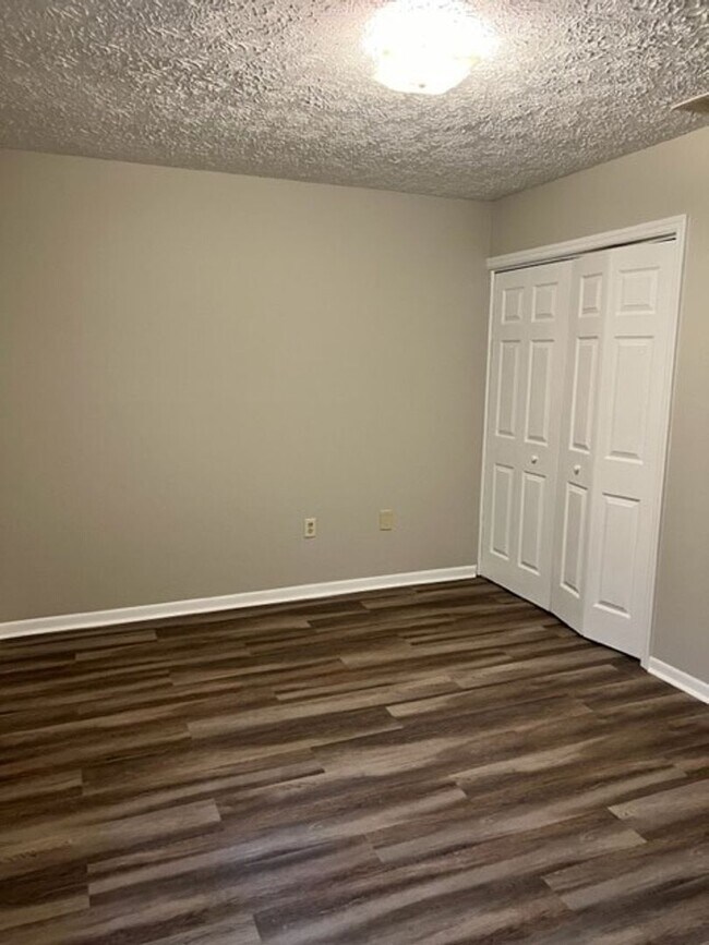 Building Photo - 18 Friar Tuck Dr