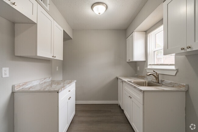 Primary Photo - Camelot Manor