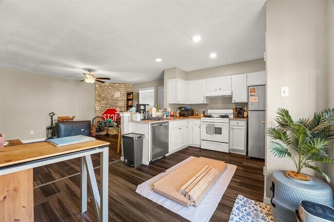 Building Photo - 608 Bracewood Cir