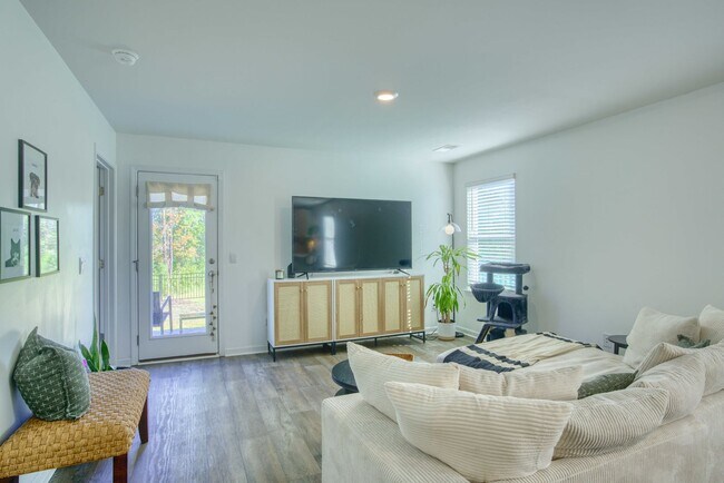 Building Photo - Charming 4-Bedroom Home in Desirable Water...