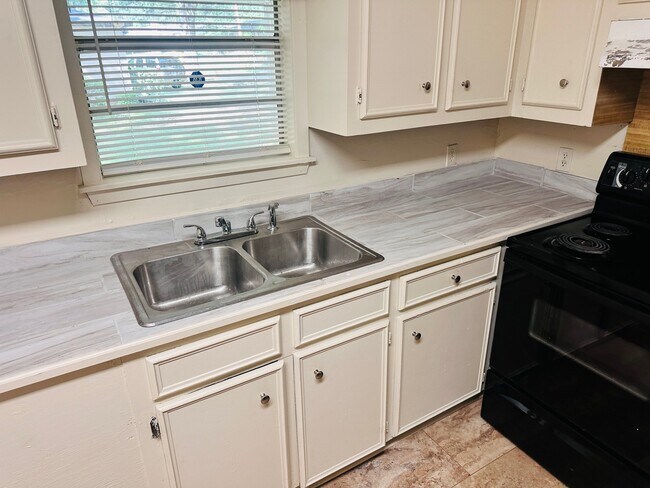 Building Photo - 3145 Woodview Dr