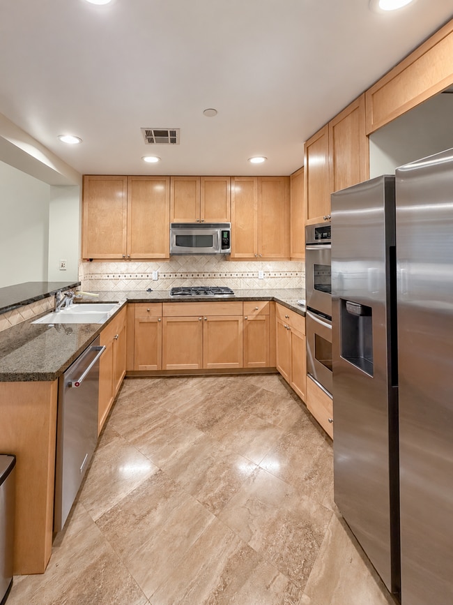 Building Photo - 5625 Crescent Prk W