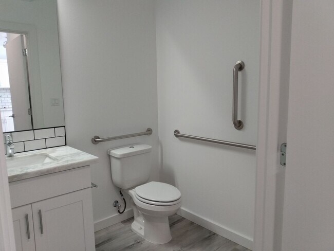 Building Photo - Pre-Lease This Beautiful 1 Bed 1 Bath + Den | In-Unit Washer/Dryer | AC