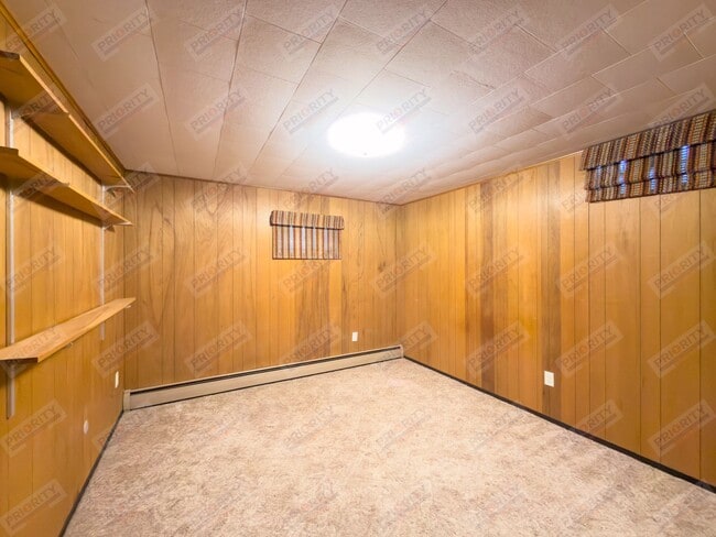 Building Photo - Large 4 bedroom, 2.5 bath downtown home