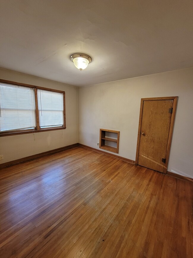 Building Photo - 524 8th Ave