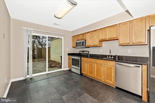 Building Photo - 584 Cotswold Ct