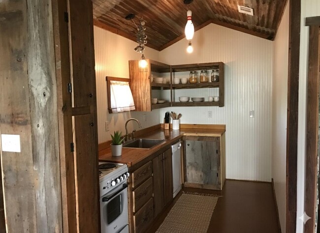 Building Photo - 601 Live Oak St