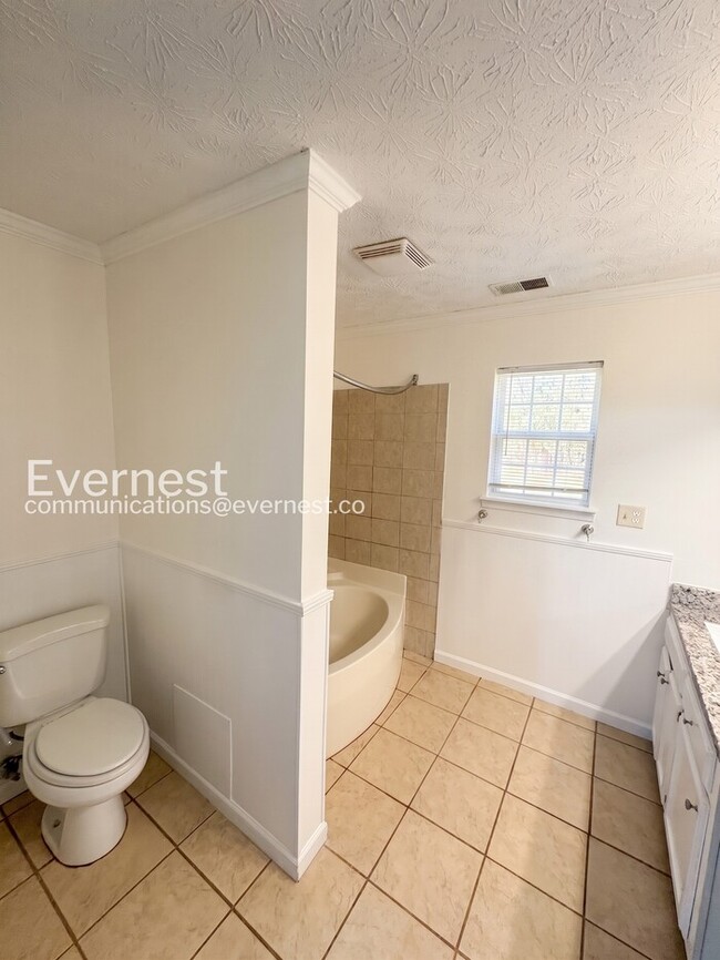 Building Photo - Spacious  Home with Deck, Patio, and Garage! / 3 Bed, 2 Bath / Available now!