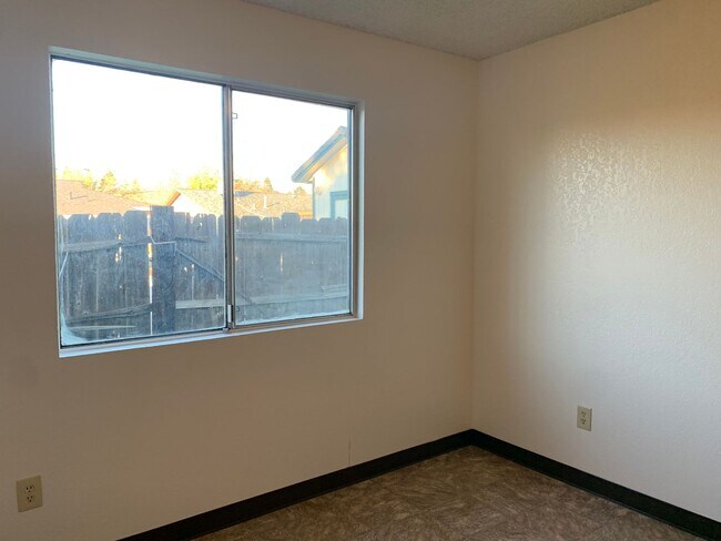 Building Photo - 4 bedroom home in convenient location on Alta Mesa Dr.