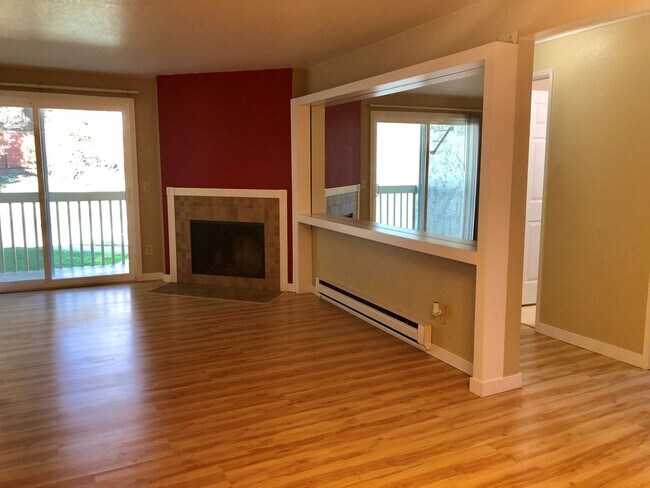 Building Photo - Updated 2 Bedroom Condo in Prime Redmond L...
