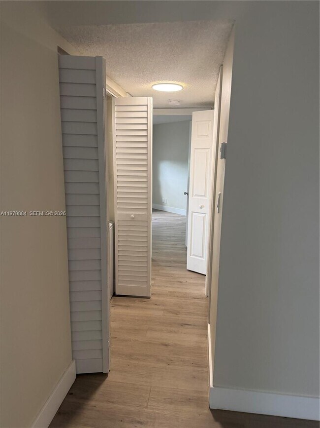 Building Photo - 215 Lake Pointe Dr