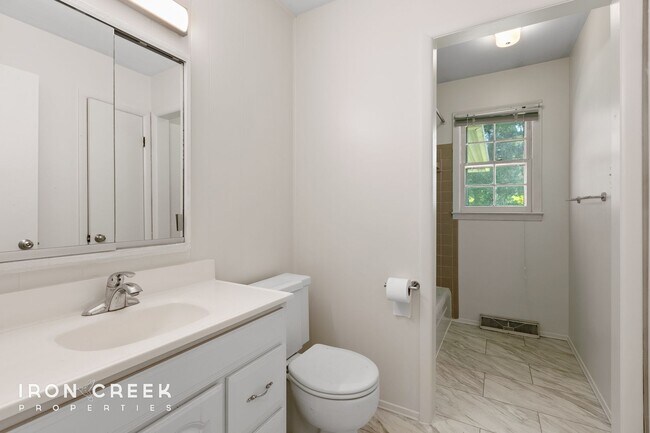 Building Photo - Beautiful Two-Bedroom with Fenced Yard in ...