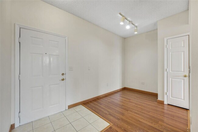 Building Photo - 533 NE 3rd Ave