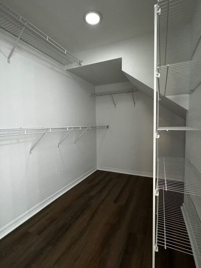 Building Photo - AVALON PARK 3br 3ba townhouse in Northwest...
