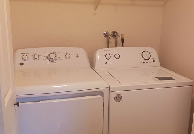 Building Photo - Updated 3 bedroom with A/C and Yard
