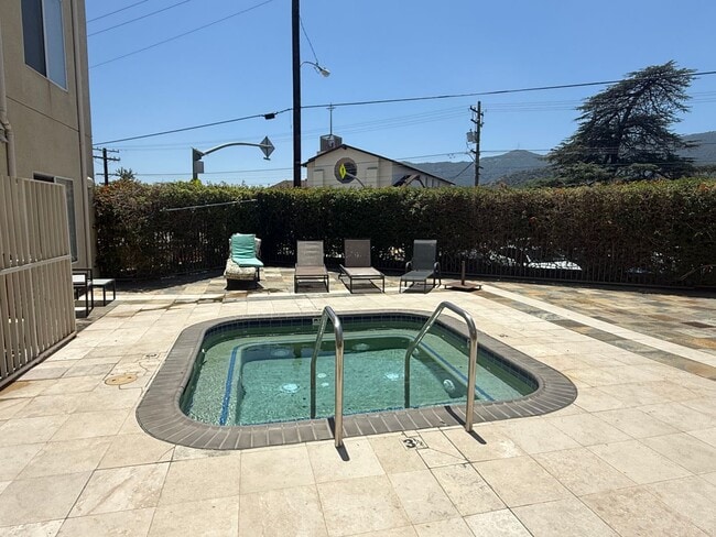 Building Photo - One Bedroom Condo in Montrose/Glendale