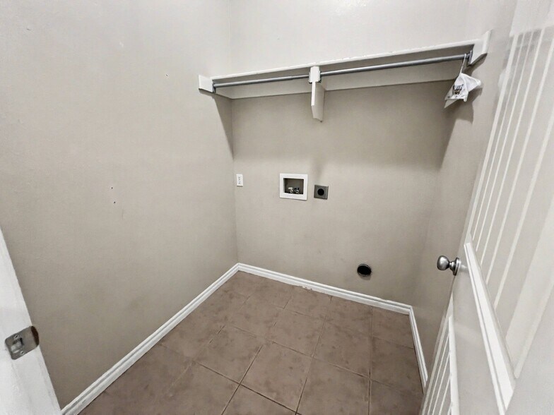 Building Photo - 1212 Jeannie Ln