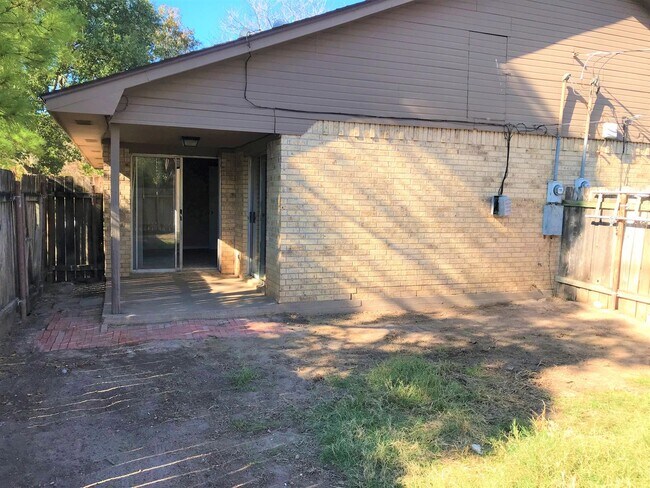 Building Photo - 700 Vassar Ct