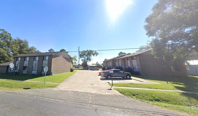 Building Photo - 1305 E Bayou Rd