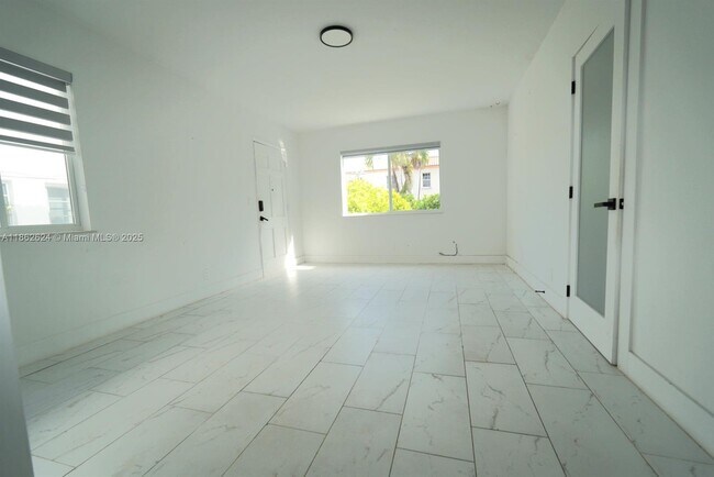 Building Photo - 815 W 39th St