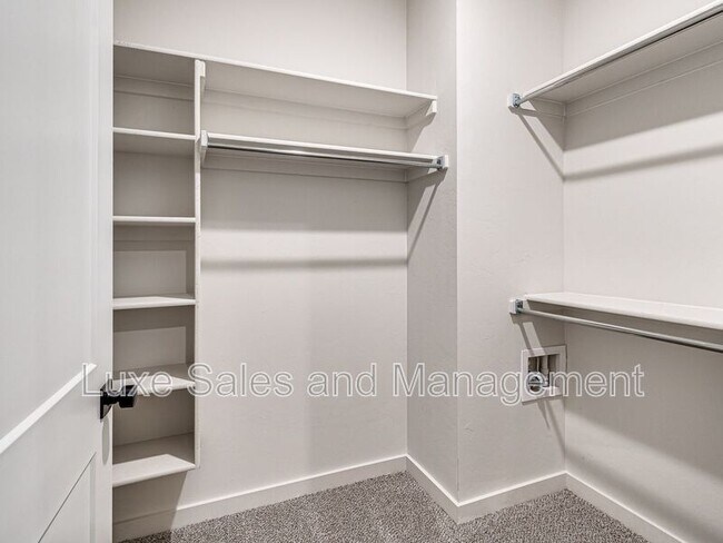 Building Photo - 606 W 2nd St