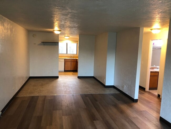 Building Photo - 2 bedroom 1 bath duplex in Cottage Grove!