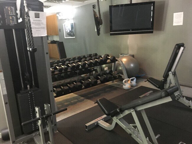 Building Photo - 2930 N Sheridan Rd