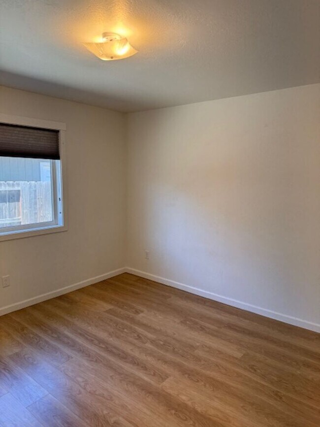 Building Photo - NEW TO MARKET/ 3 BEDROOM HOUSE ON QUIET DEAD END STREET