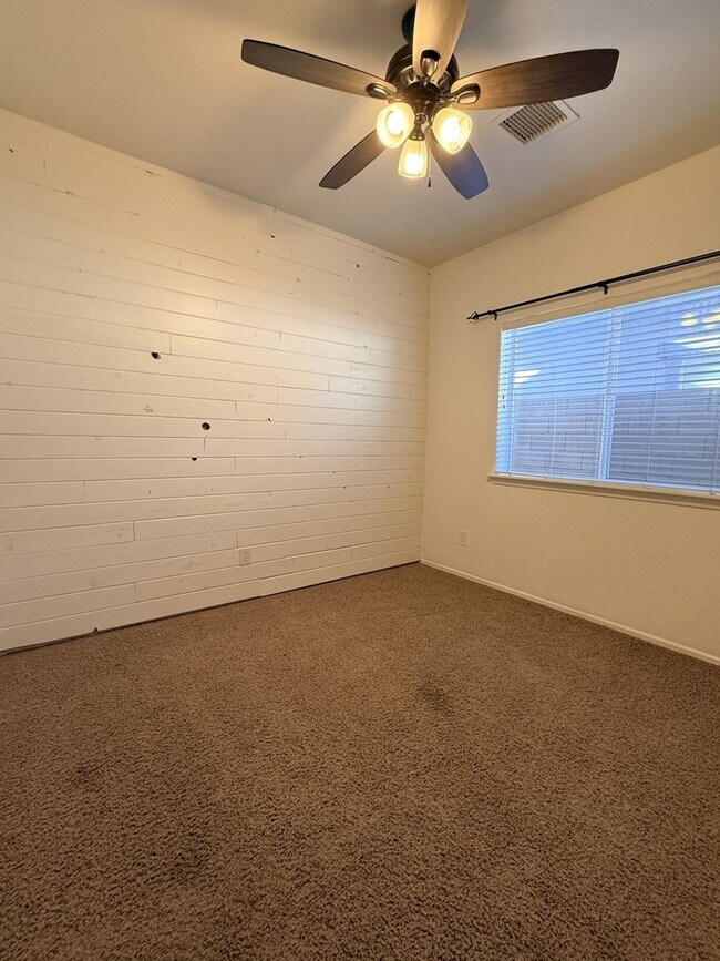 Building Photo - Adorable 3 Bedroom - 2 Bath - 2 Car Garage in Quailwood