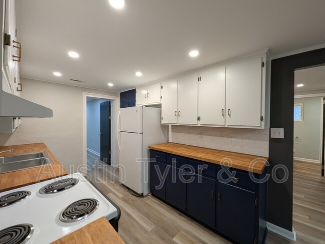 Building Photo - 2984A Smith St