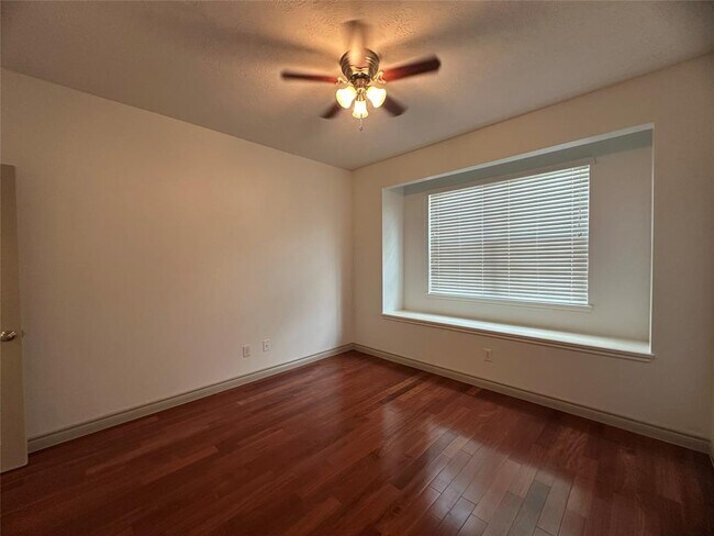 Building Photo - 2027 Marchwood Manor Dr
