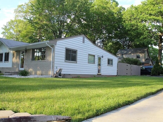 Building Photo - 655 Robinwood Dr