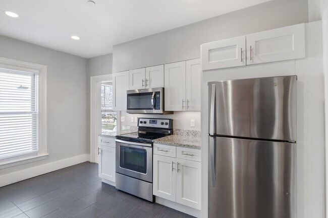 Building Photo - 303 Islington St