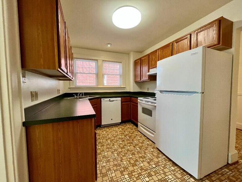 Kitchen 1 - 1324 Fontaine Rd