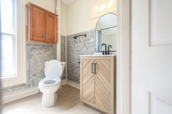 Building Photo - 3 bedroom 2 bathroom single family home | section 8 and EDEN welcomed